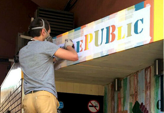 Процесс нанесения трафарета process art