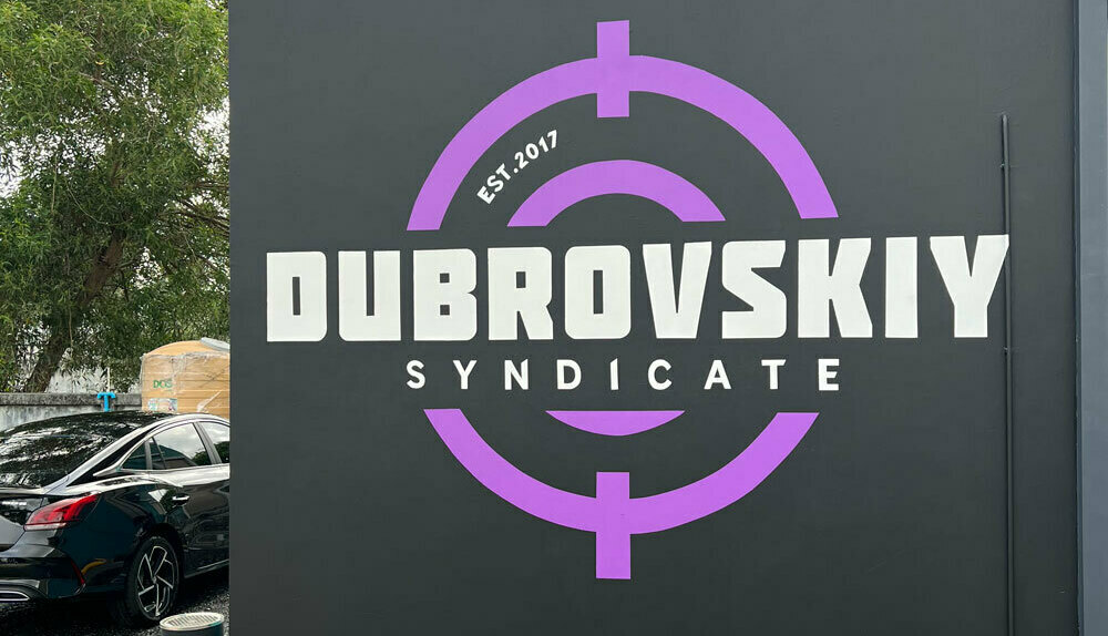 нанесение логотипа на стену Логотип на стене